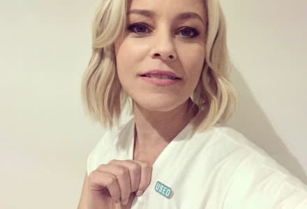 Elizabeth Banks shows off Choose Used pin